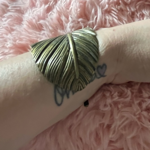 😍Gorgeous Gold Leaf Cuff Bracelet 😍 - Picture 2 of 8